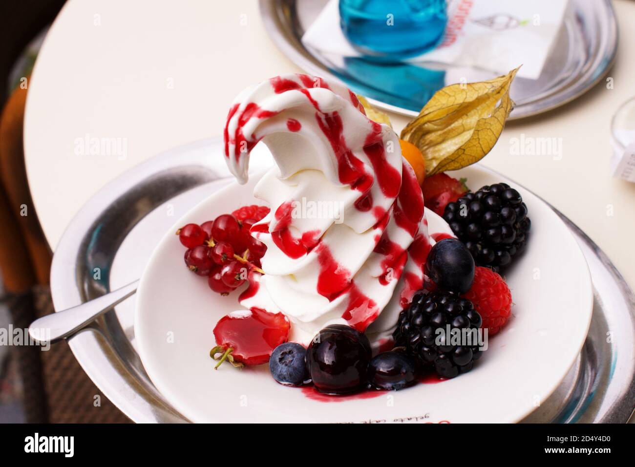 Nahaufnahme von gefrorenem Dessert, Eis mit Waldbeeren Stockfoto
