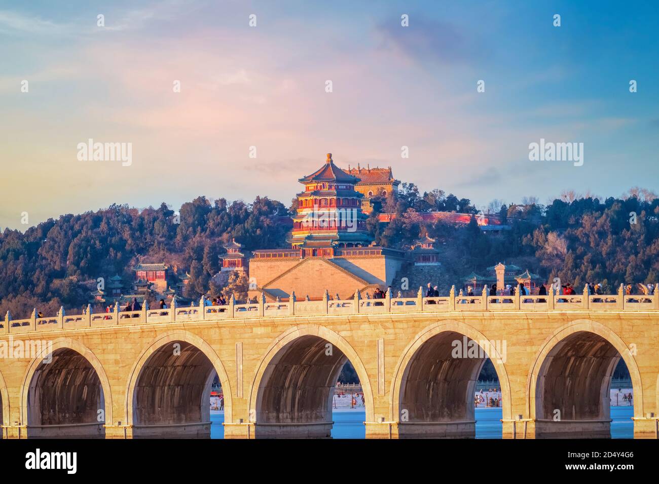 Peking, China - Jan 13 2020: Siebzehn-Bogen-Brücke am Sommerpalast, verbindet das östliche Ufer des Kunming-Sees und Nanhu-Insel im Westen, gebaut d Stockfoto