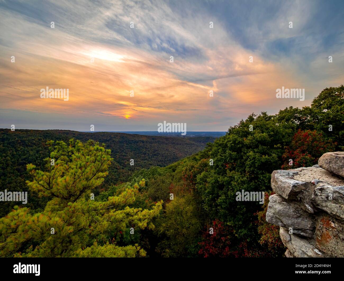 Sonnenuntergang über den Bergen von West Virginia vom Coopers Rock Overlook im Coopers Rock State Forest. Ein blauer und orangefarbener Sonnenuntergang Himmel über Herbstlaub tr Stockfoto