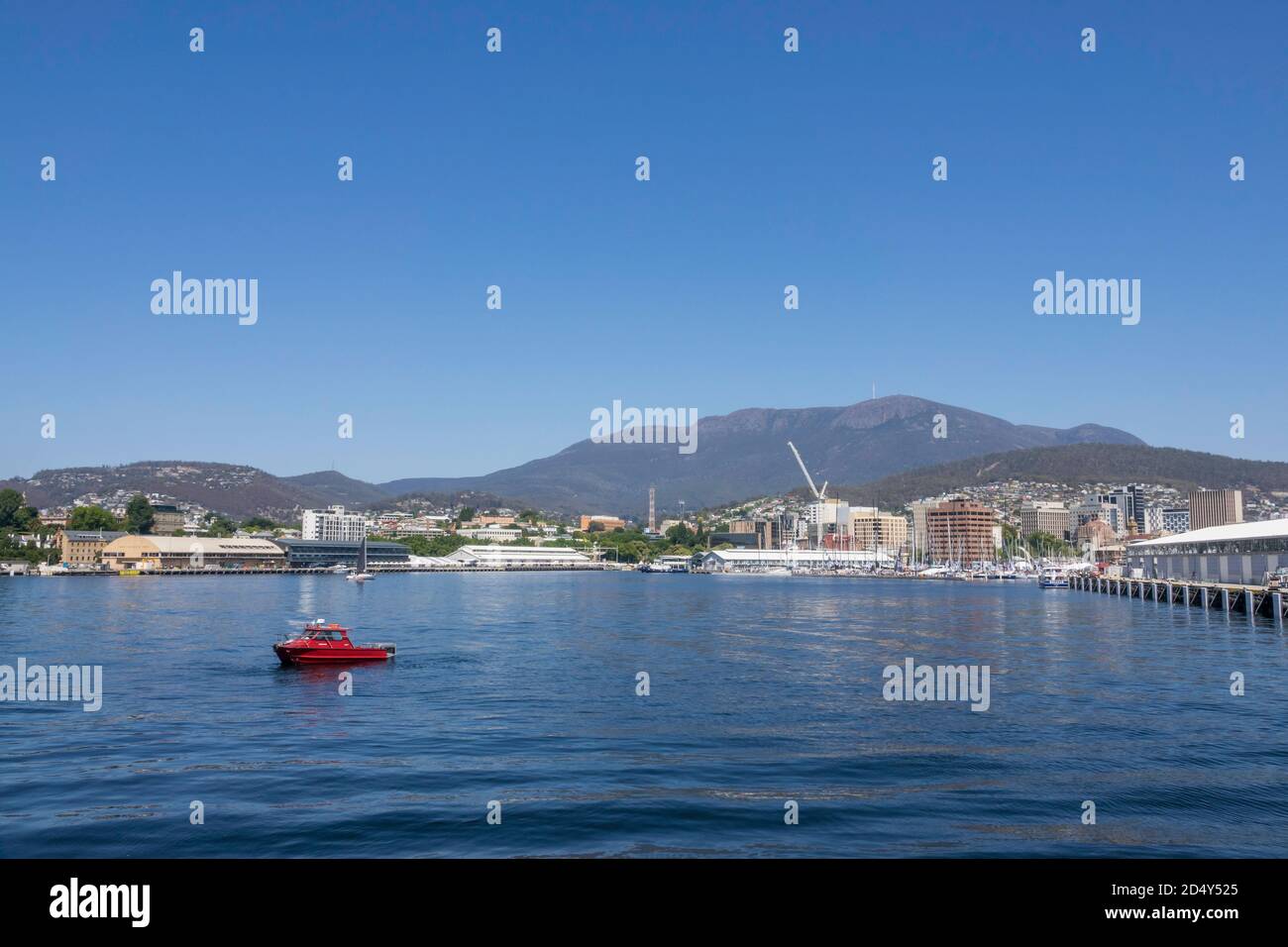 Blick auf Hobart vom Fluss Derwent aus, mit Mount Wellington im Hintergrund an einem klaren, sonnigen Sommertag Stockfoto