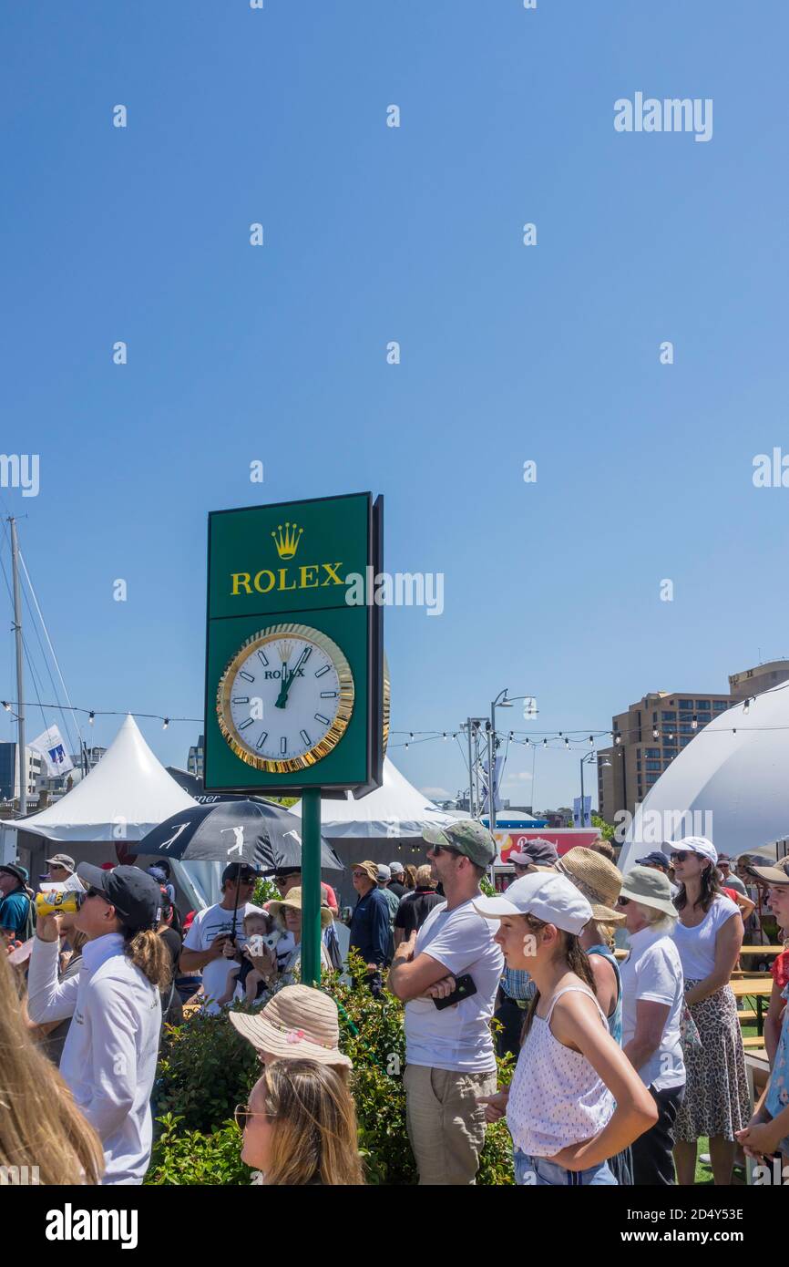 Die Besucher des Rolex Sydney to Hobart Jachtrennens 2019 werden im Race Village am Constitution Dock, Hobart, Tasmanien, mit einer Präsentation geehrt Stockfoto