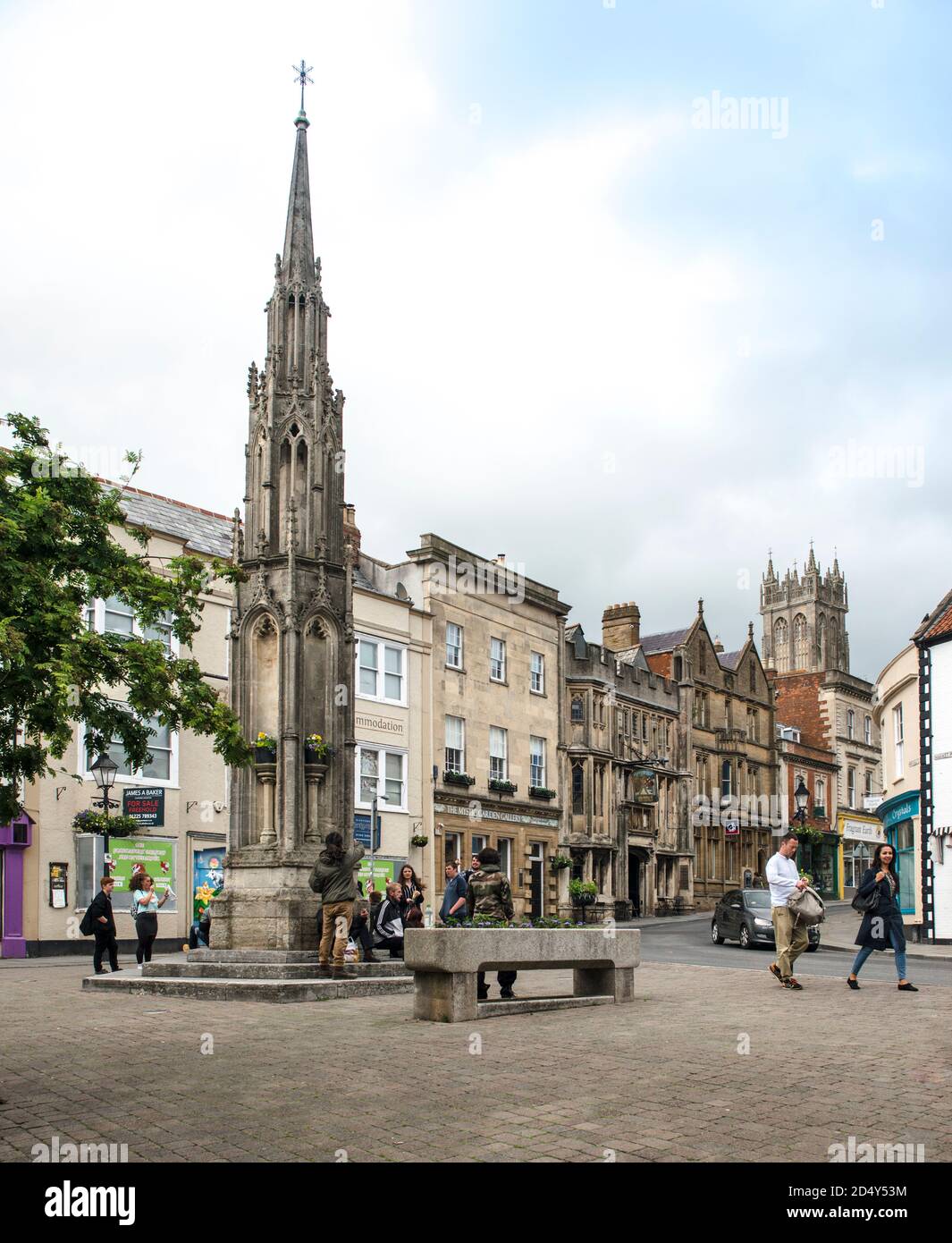 Glastonbury, England Market Square und Market Cross. Junge Leute treffen sich und knüpfen Kontakte. Stockfoto