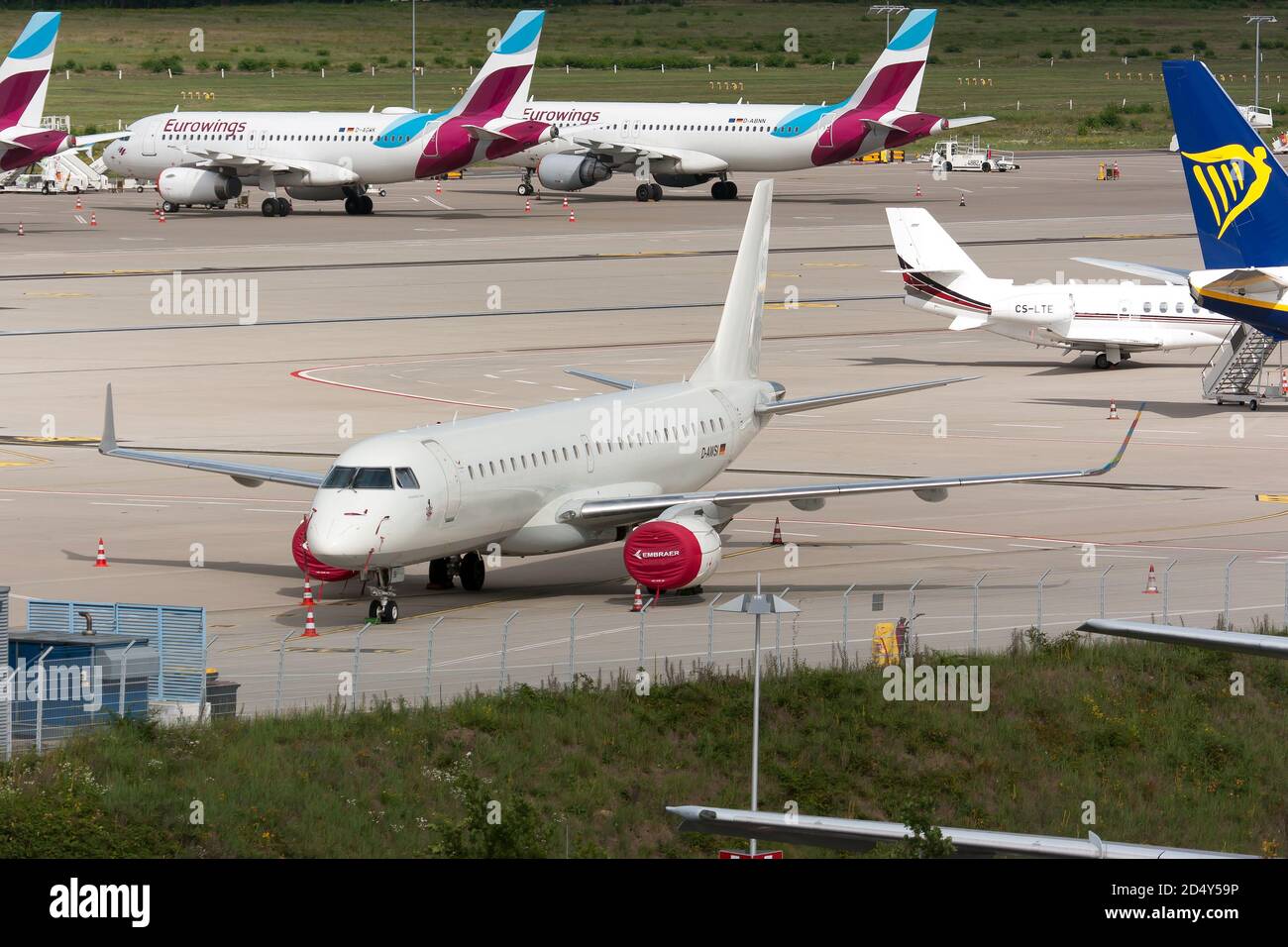 Gelagerte Flugzeuge am Flughafen Köln/Bonn Konrad Adenauer, da viele Fluggesellschaften von der Covid-19-Pandemie betroffen sind. Stockfoto