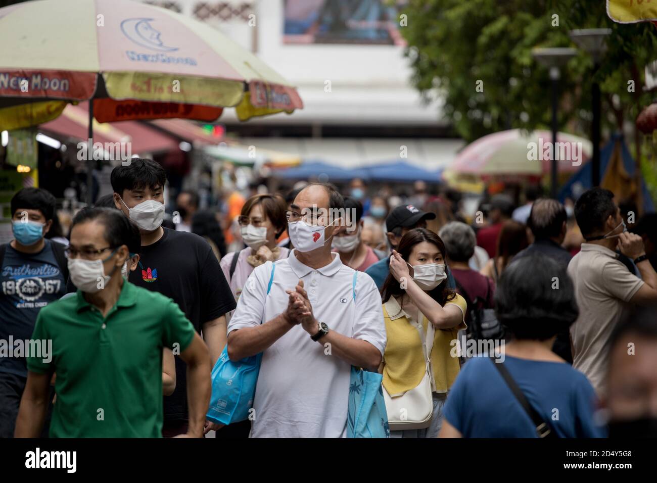 Singapur, Singapur. September 2020. Menschen mit Gesichtsmasken als Vorsichtsmaßnahme zu Fuß entlang einer lokalen Marktstraße in Singapur. Kredit: Maverick ASIO/SOPA Images/ZUMA Wire/Alamy Live Nachrichten Stockfoto
