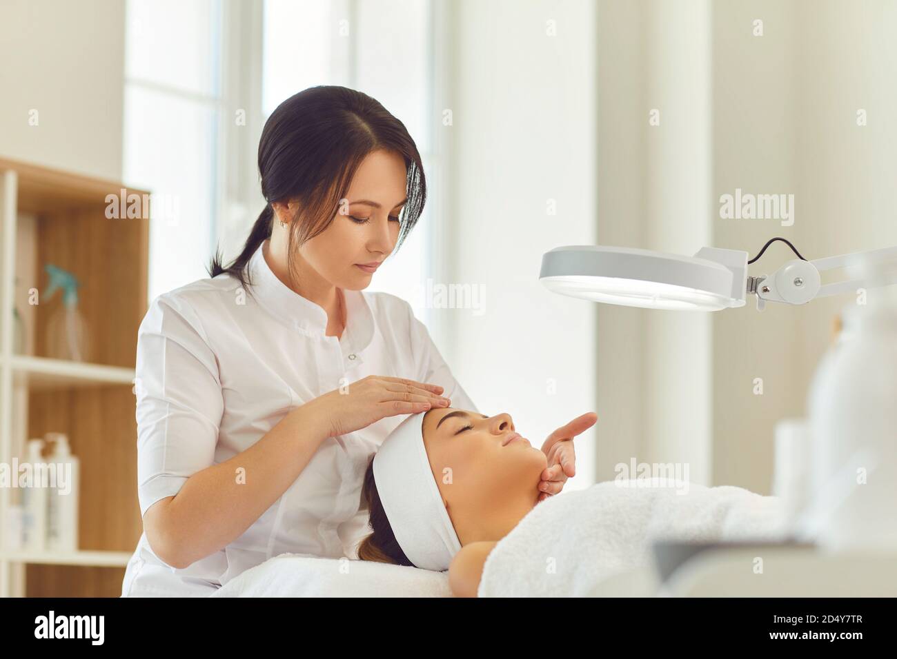Frau Dermatologe Überprüfung junge Frauen Gesichtshaut Zustand vor der Hautpflege Behandlung Stockfoto