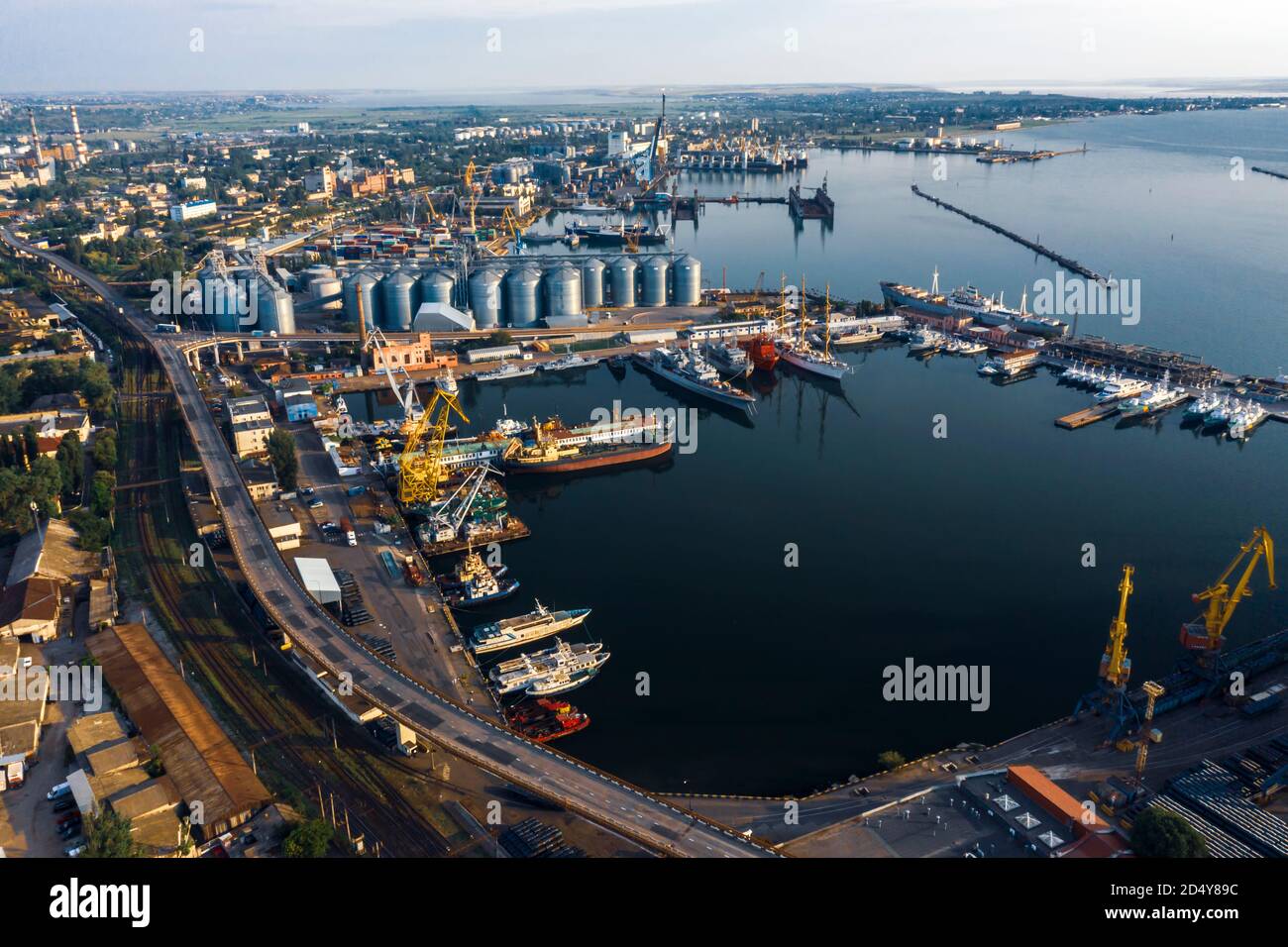 Air Ponorama der Seehafen und Zentrum Stadt Odessa, Ukraine. Morgenzeit, Tageslicht, Stadtzentrum. Stockfoto