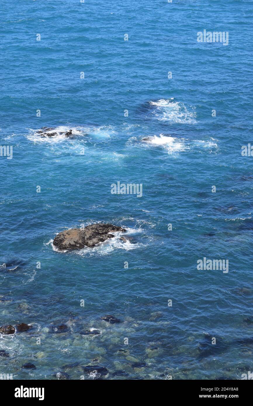 Wellen, die von den Felsformationen der Küste abstürzen. Mendocino County, Kalifornien. Stockfoto