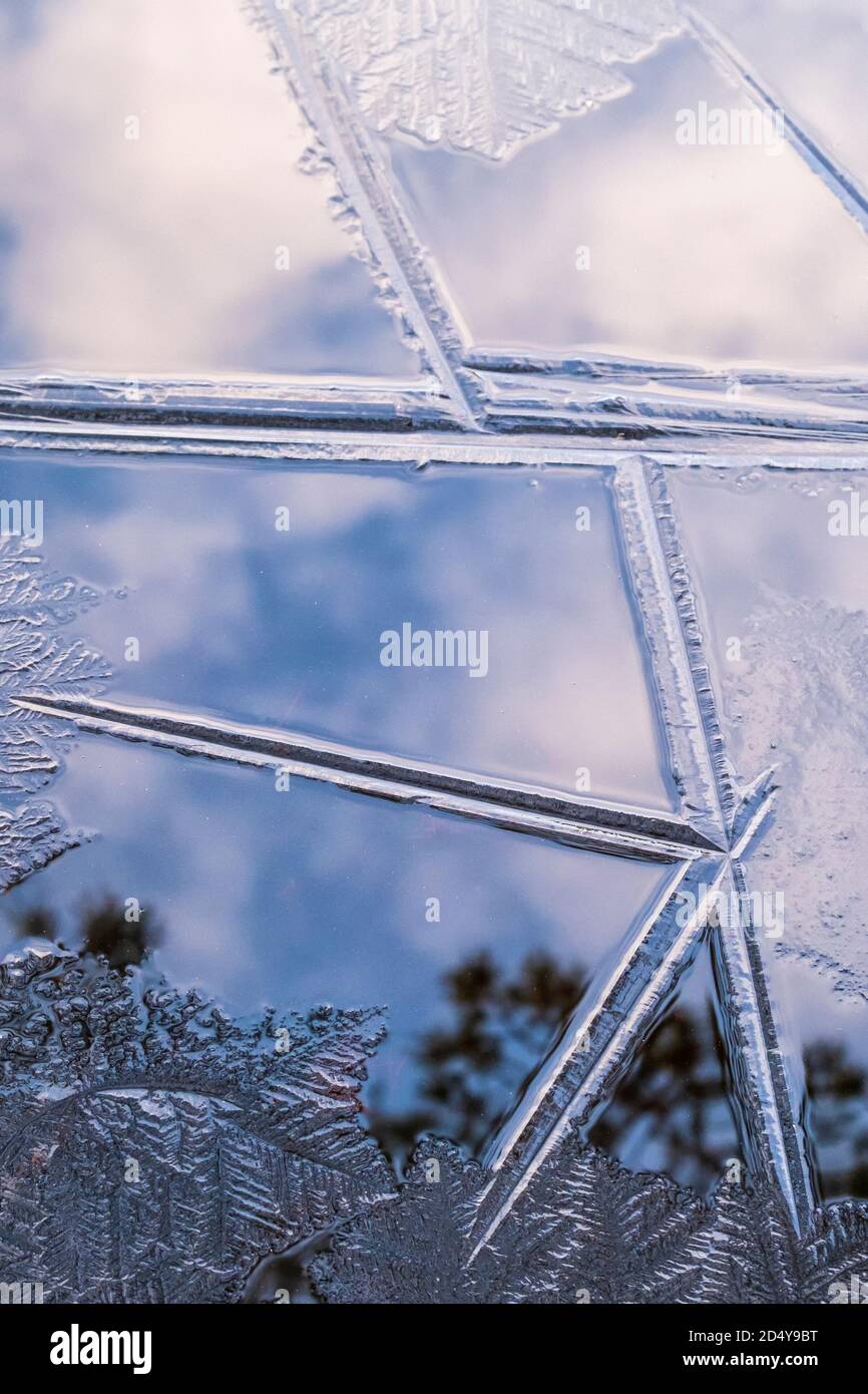 Schönes Eismuster mit Reflexen Stockfoto