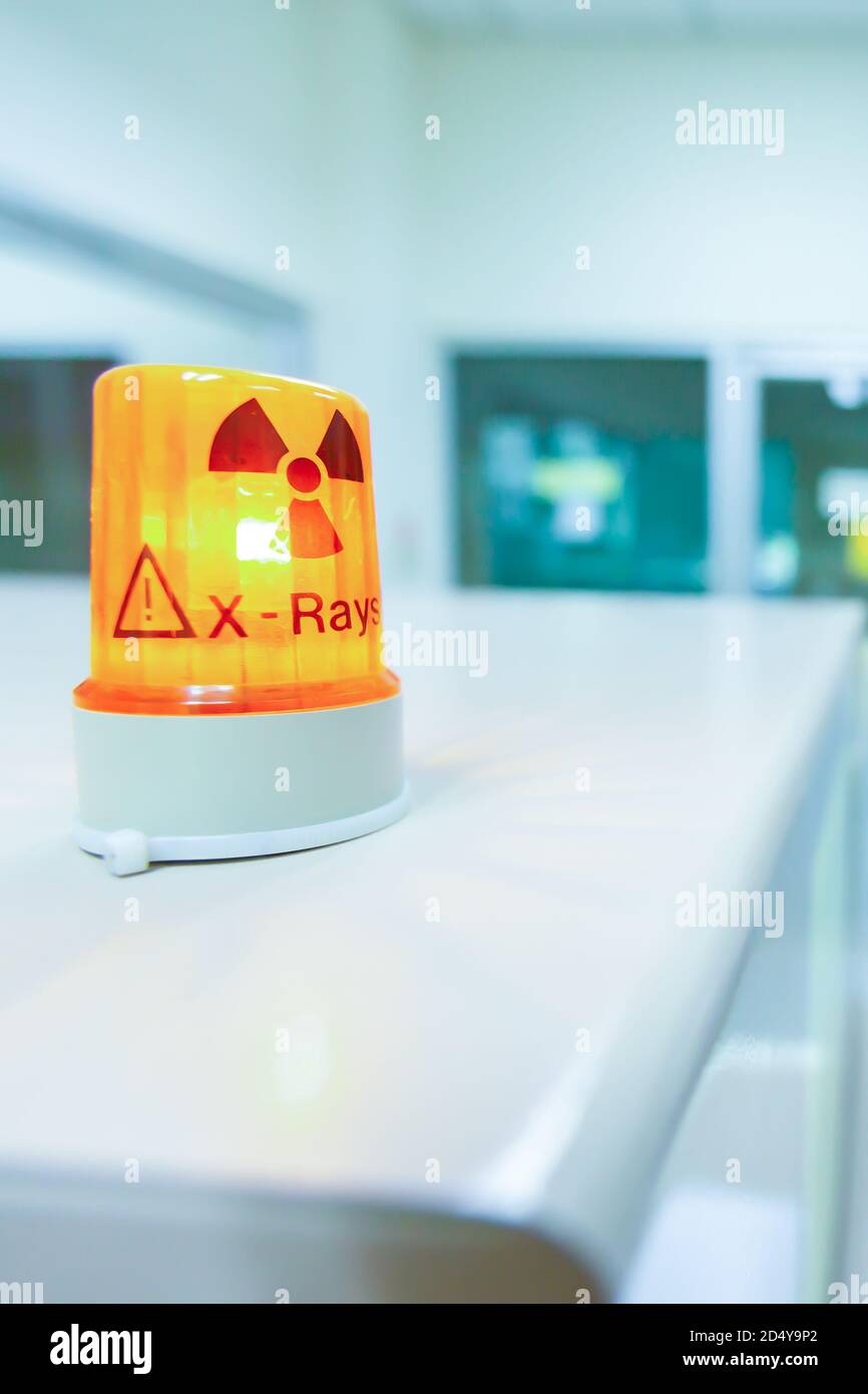 Symbol für ionisierende Strahlung im Röntgenlabor, unscharfer Innenraum für Hintergrund. Stockfoto
