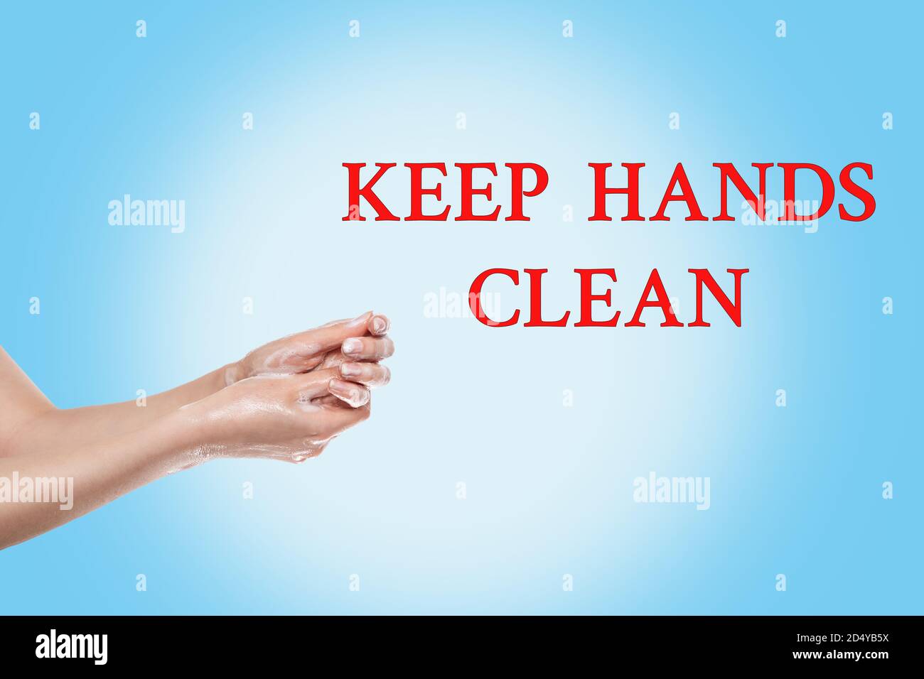 Handwäsche.die Frau wäscht ihre Hände sorgfältig mit Seife, Schaum auf den Handflächen.Hände close-up.Blue background.The Konzept der antiseptischen Händewaschen, Stockfoto