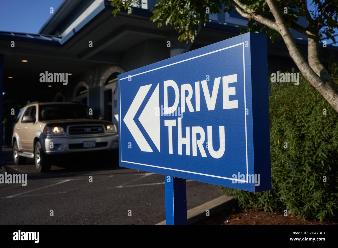 Das Drive-Thru-Schild ist vor einer niederländischen Bros Coffee-Location in Oregon City, Oregon, Oregon, auf der Drive-Through-Kaffeekette während der Coronavirus-Pandemie zu sehen. Stockfoto