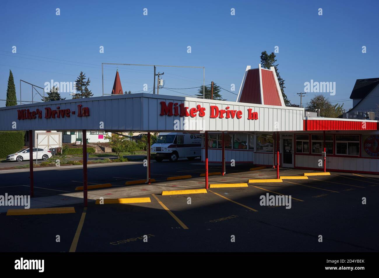 Das Mike's Drive-in Restaurant in Oregon City, ein Old-School-Drive-in mit Retro-Atmosphäre, in dem Burger, Pommes frites und Shakes in dezem Stil serviert werden. Stockfoto
