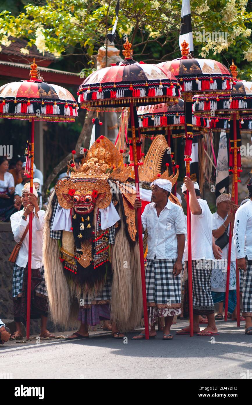 Galungan Urlaub. Eine festliche Prozession mit einer großen Puppe Barong. Bali, Indonesien. 26.12.2018 Vertikale Ausrichtung Stockfoto