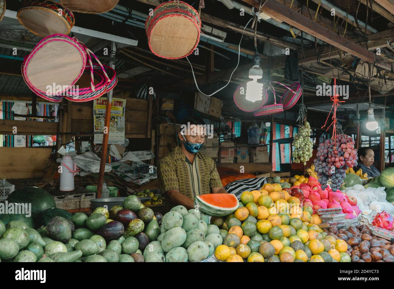 Salatiga, Indonesien - 11. Juni 2020: Ein Obstverkäufer trägt eine Tauchmaske, um die Ausbreitung des Coronavirus zu verhindern. Stockfoto