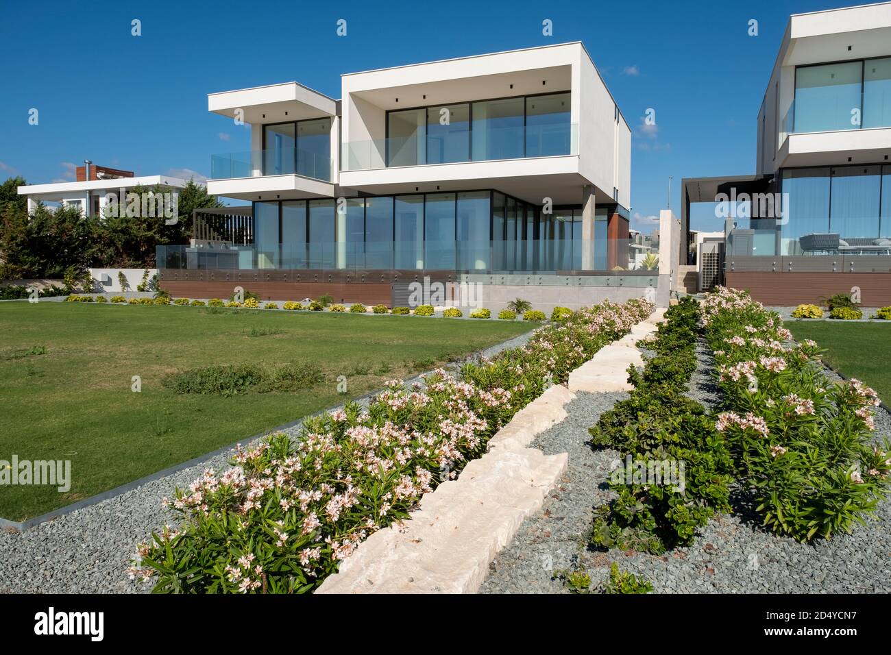 Aristo Immobilienentwickler neue Villen in Faros Beachfront Residences, Faros Beach, Kato Paphos, Zypern. Stockfoto