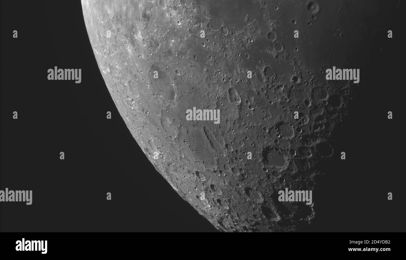 London, Großbritannien. 10. Oktober 2020. Detaillierte Bilder des Mondes werden in einem sehr klaren Himmel ohne Lichtverschmutzung vor der Dämmerung, und bevor Wolken Rollen in nach Sonnenaufgang aufgenommen. Bild: Südwestlicher Rand des Mondes mit Mare Humorum, oberer Mitte und großem Krater Clavius im Schatten unten rechts. Kredit: Malcolm Park/Alamy Stockfoto