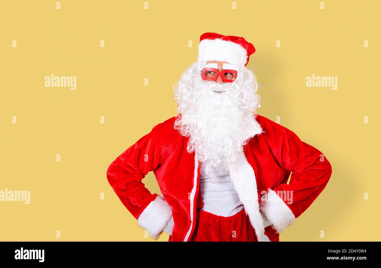 Lächelnder und entspannter Weihnachtsmann mit moderner roter Brille In den  Kopierbereich Stockfotografie - Alamy