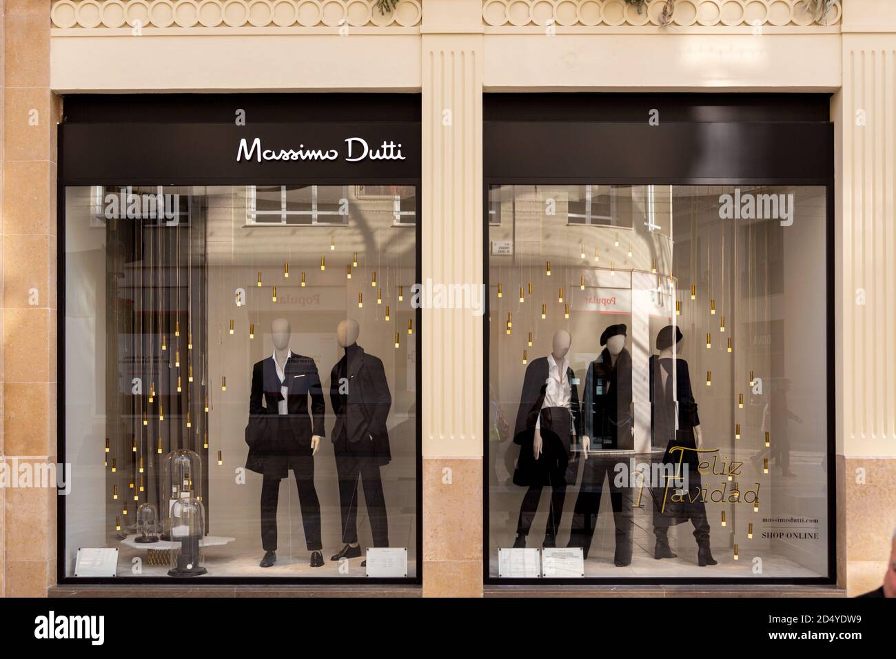 Massimo Dutti-Anzeigefenster. Massimo Dutti Mode Boutique Store Front  Stockfotografie - Alamy