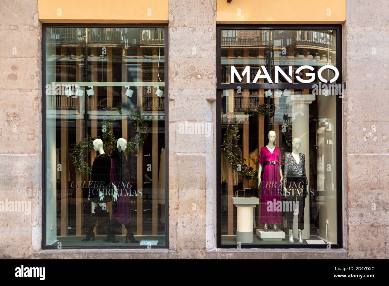 Mango-Anzeigefenster. Mango Fashion Store vorne Stockfotografie - Alamy