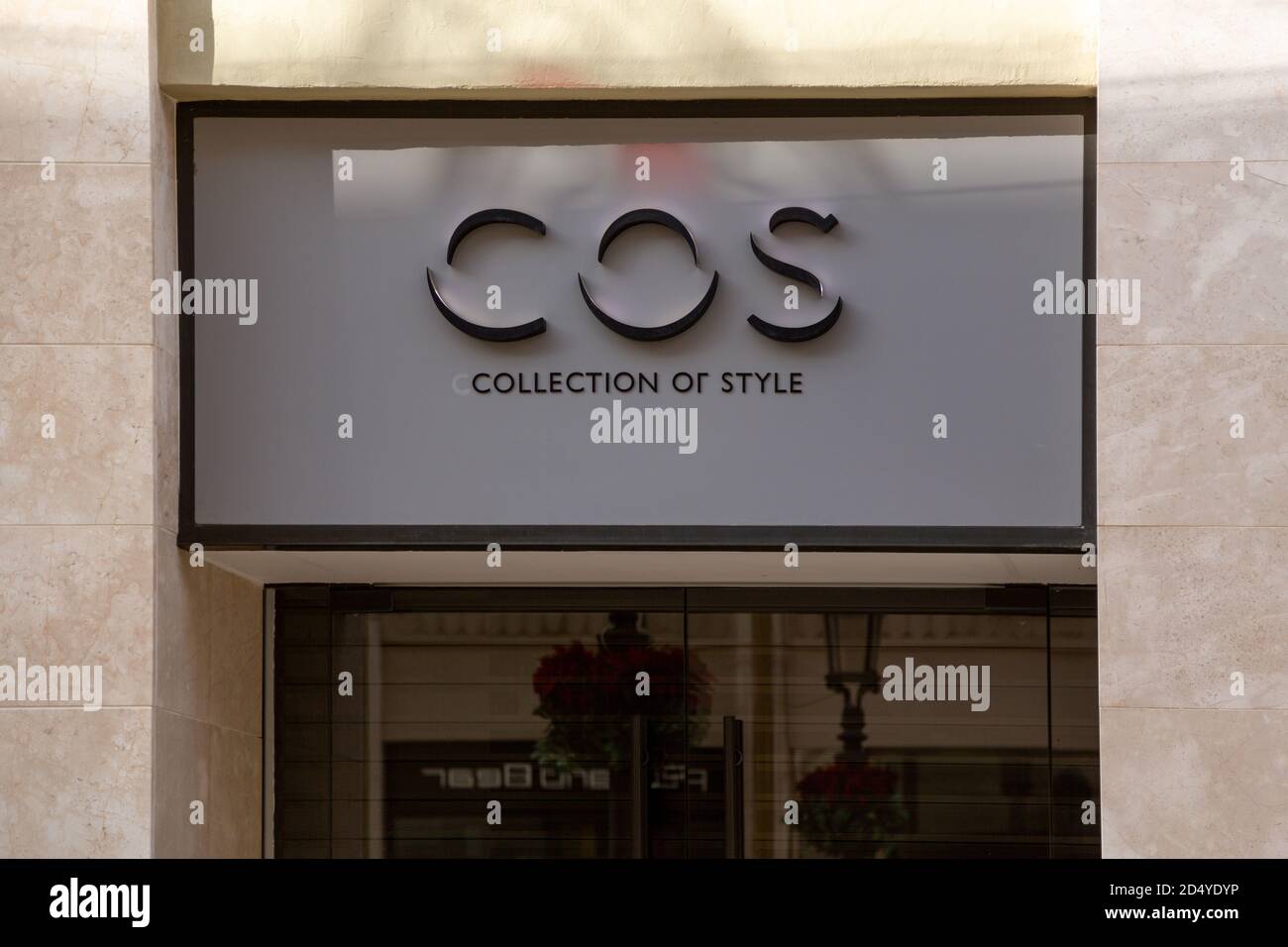 Schaufenster und Beschilderung des Modegeschäft COS Stockfotografie - Alamy