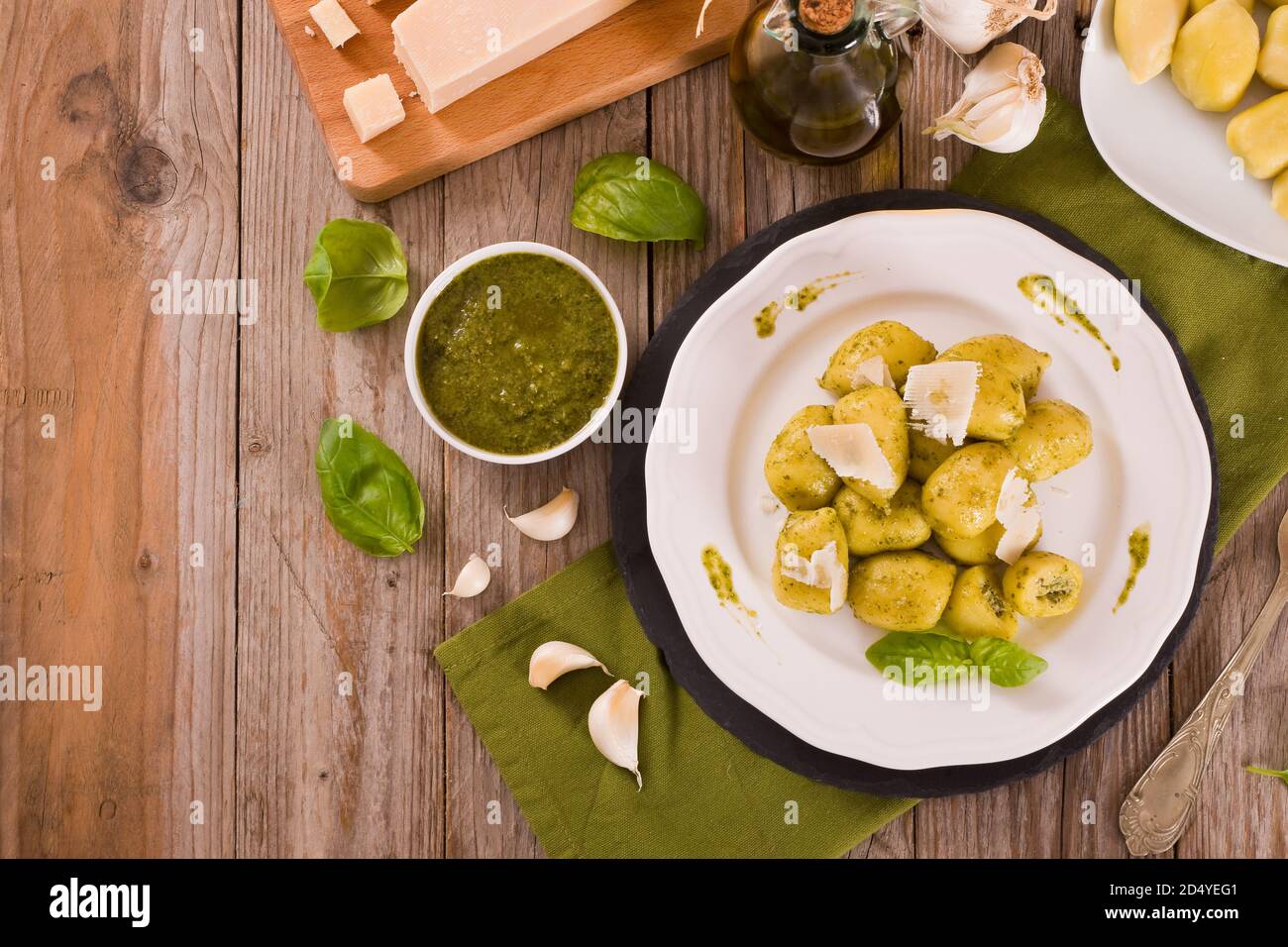 Kartoffelgnocchi gefüllt mit Pesto-Sauce Stockfotografie - Alamy