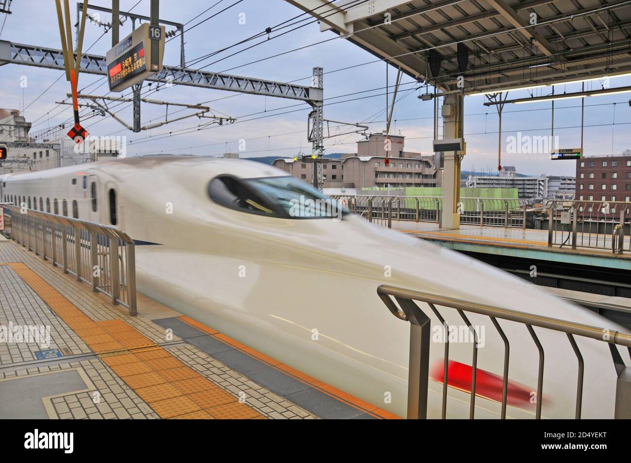 Shinkansen Zug Eingabe in Kyoto Bahnhof, Japan Stockfoto