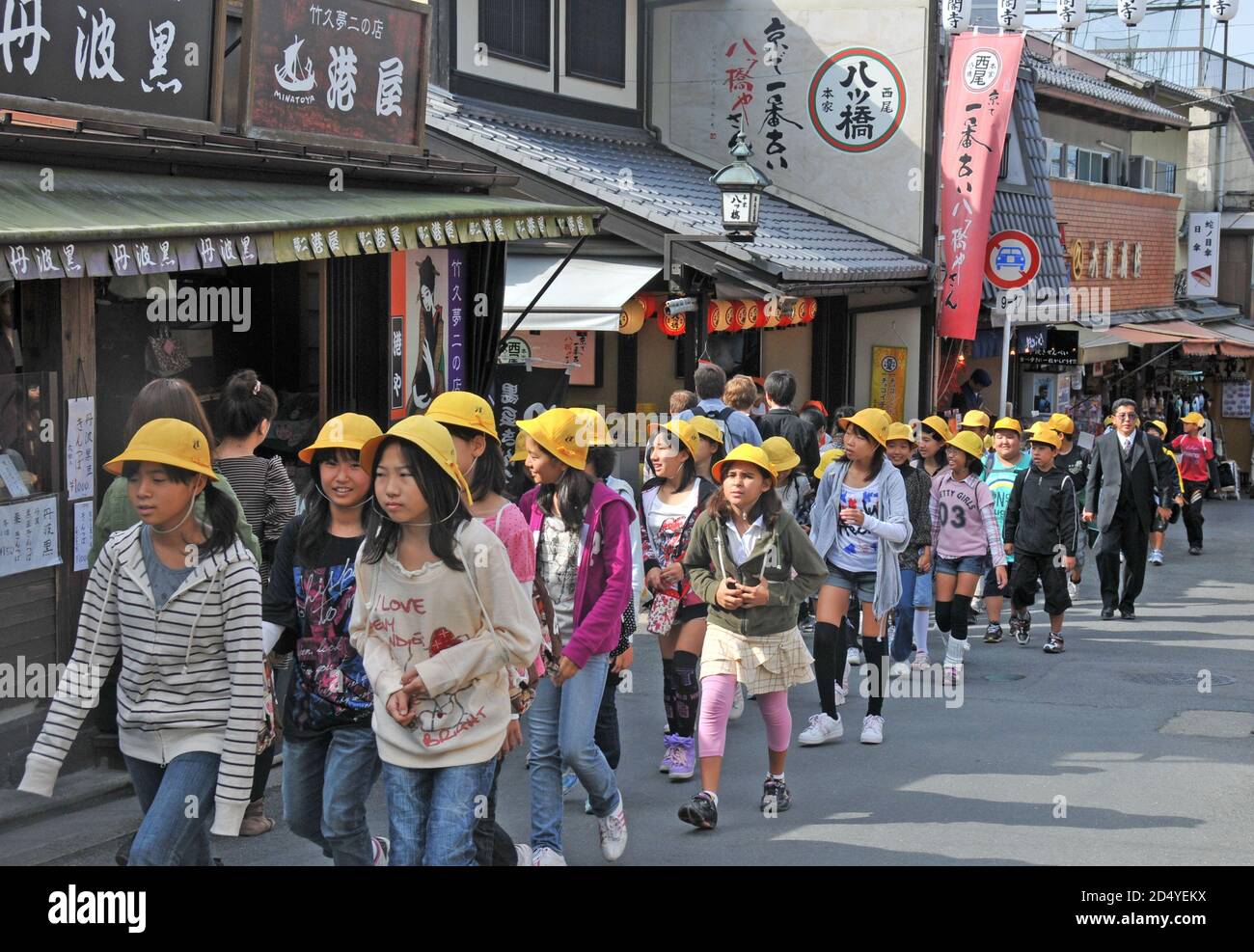 Schulmädchen besuchen Kyoto, Japan Stockfoto