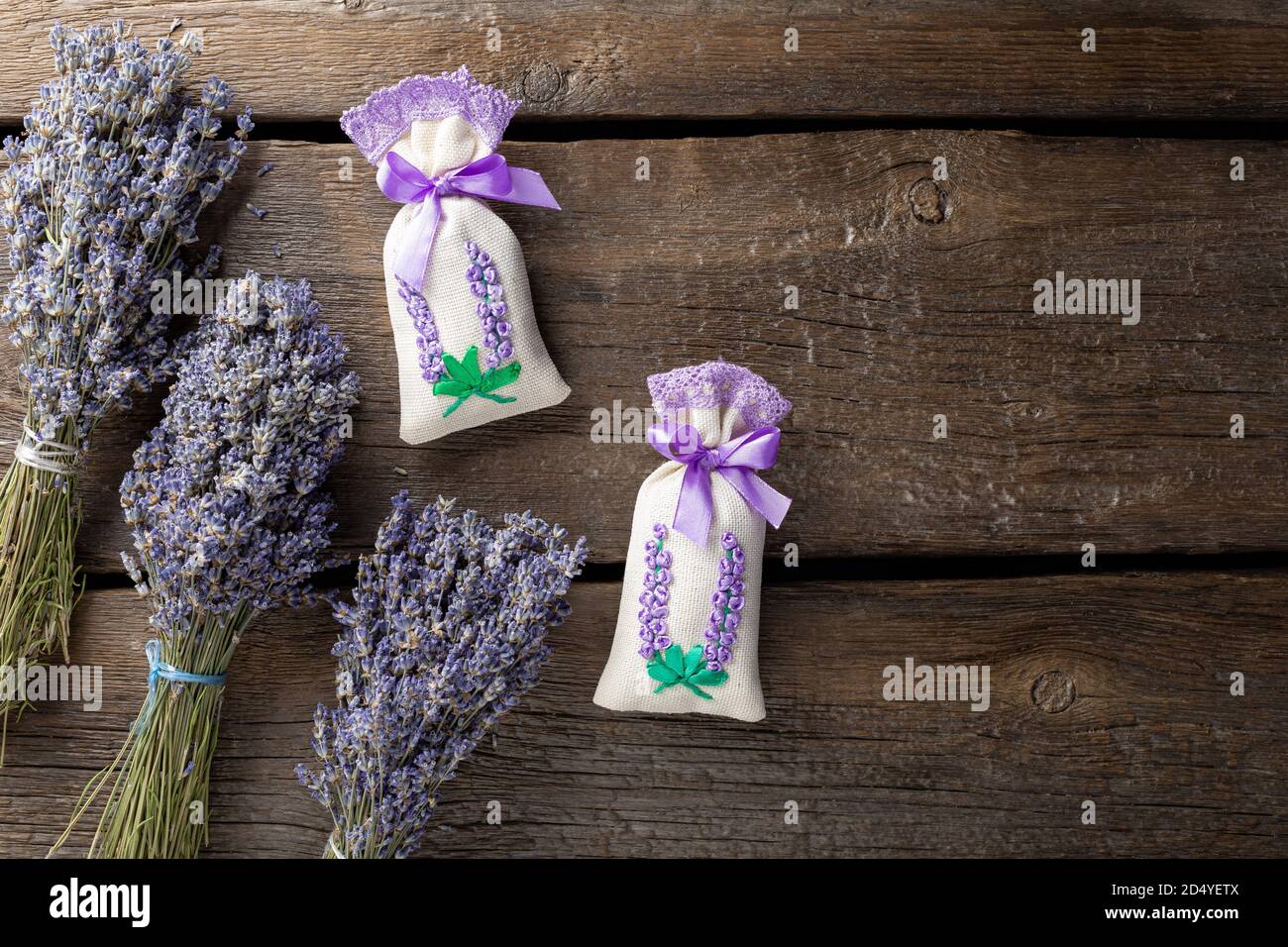 Beutel mit getrockneten Lavendel- und Lavendelpappen Stockfoto