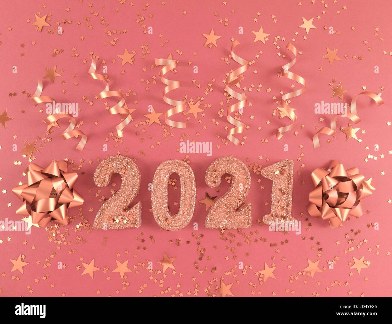 Grußkarte des neuen Jahres 2021. Glitzernde Figuren, Sterne, Schleifen und Bänder auf hellrosa Hintergrund. Stockfoto