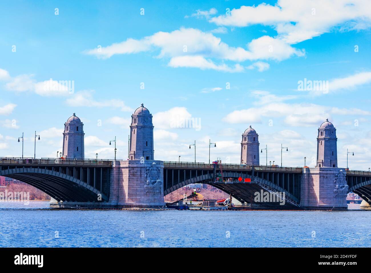 Türme und Longfellow Bridge über den Charles River in Boston Massachusetts, USA Stockfoto