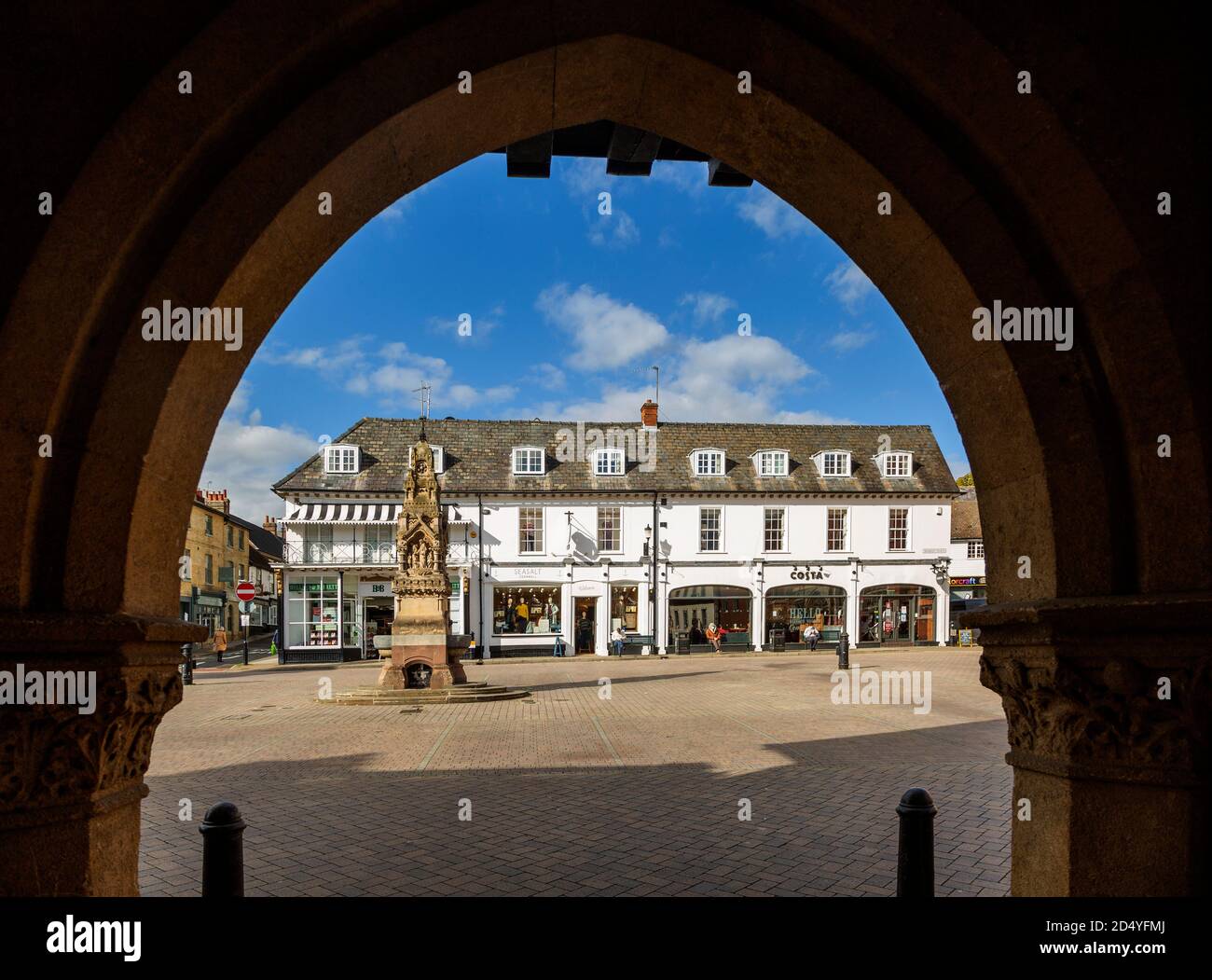 Historische Gebäude in der Stadt Market Square, Saffron Walden, Essex, England, Großbritannien Stockfoto