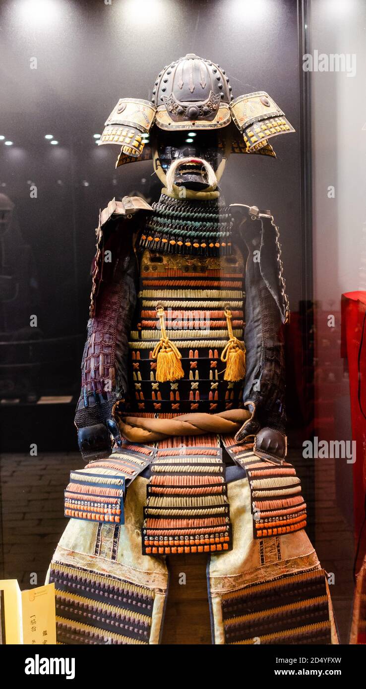 Originale mittelalterliche japanische Samurai-Rüstung (yoroi) im Museum. Stockfoto