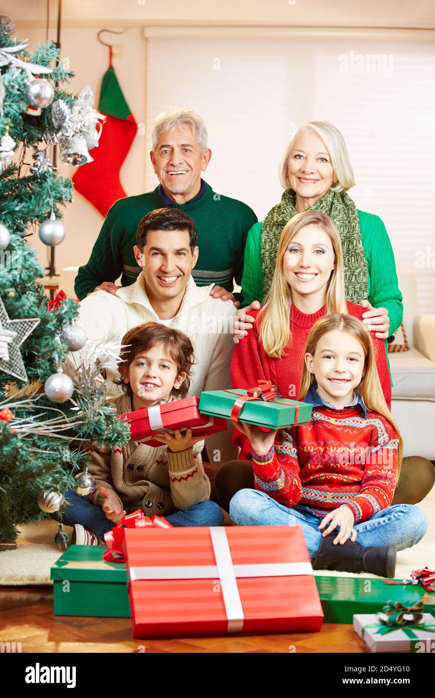 Glückliche Familie mit Großeltern zu Weihnachten mit Geschenken neben Der Weihnachtsbaum Stockfoto