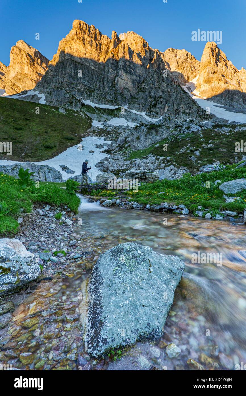 Italien Piemont Park von Marguareis - Laghetto del Marguareis mit Wanderer Stockfoto