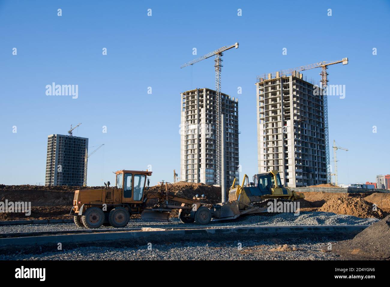 Сonstruction Maschine Motor Grader und Bulldozer auf einer Baustelle Ebene der Boden und Kiesel für den Bau einer neuen Asphaltstraße. Stockfoto