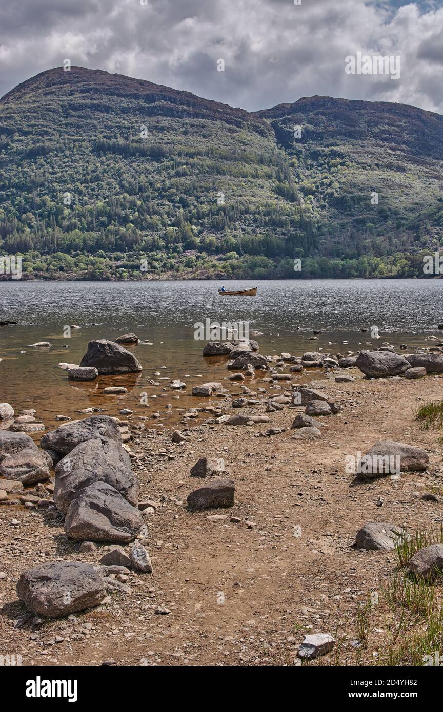 Kleines Boot auf Lough Lean in Irland. Lough Leane am Ring of Kerry, Irland. Bergsee in Irland. Stockfoto