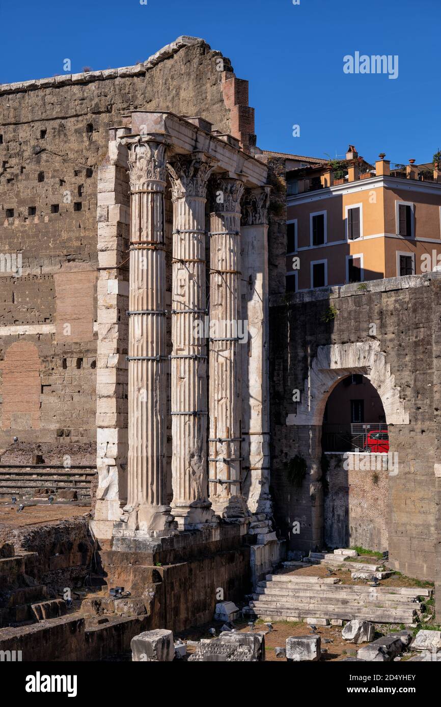 Forum von Augustus antike Ruinen in der Stadt Rom, Italien, korinthische Säulen des Tempels von Mars Ultor (der Rächer). Stockfoto