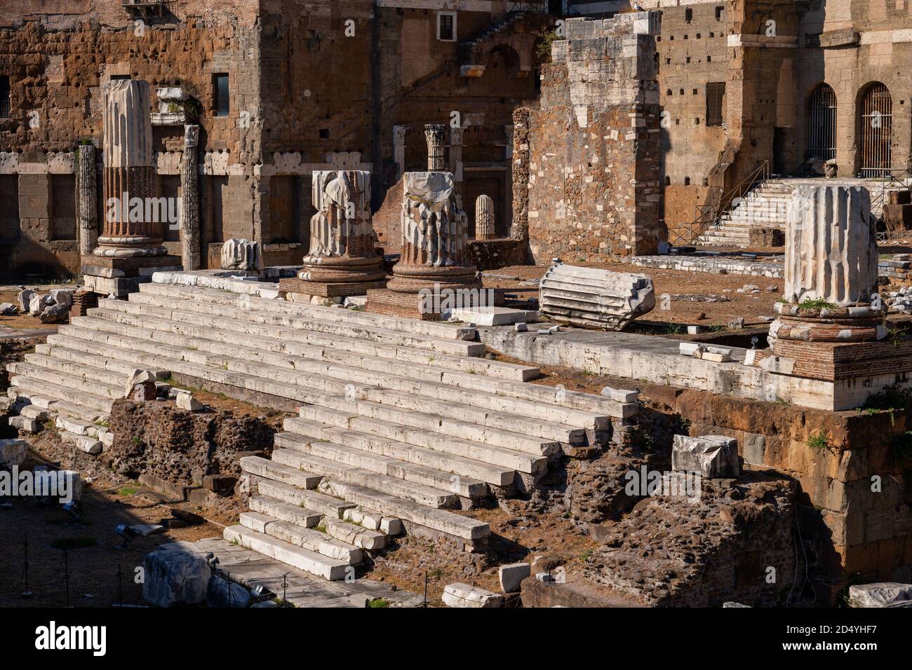 Alte Ruinen in der Stadt Rom in Italien, Tempel des Mars Ultor (der Rächer) im Forum des Augustus Stockfoto