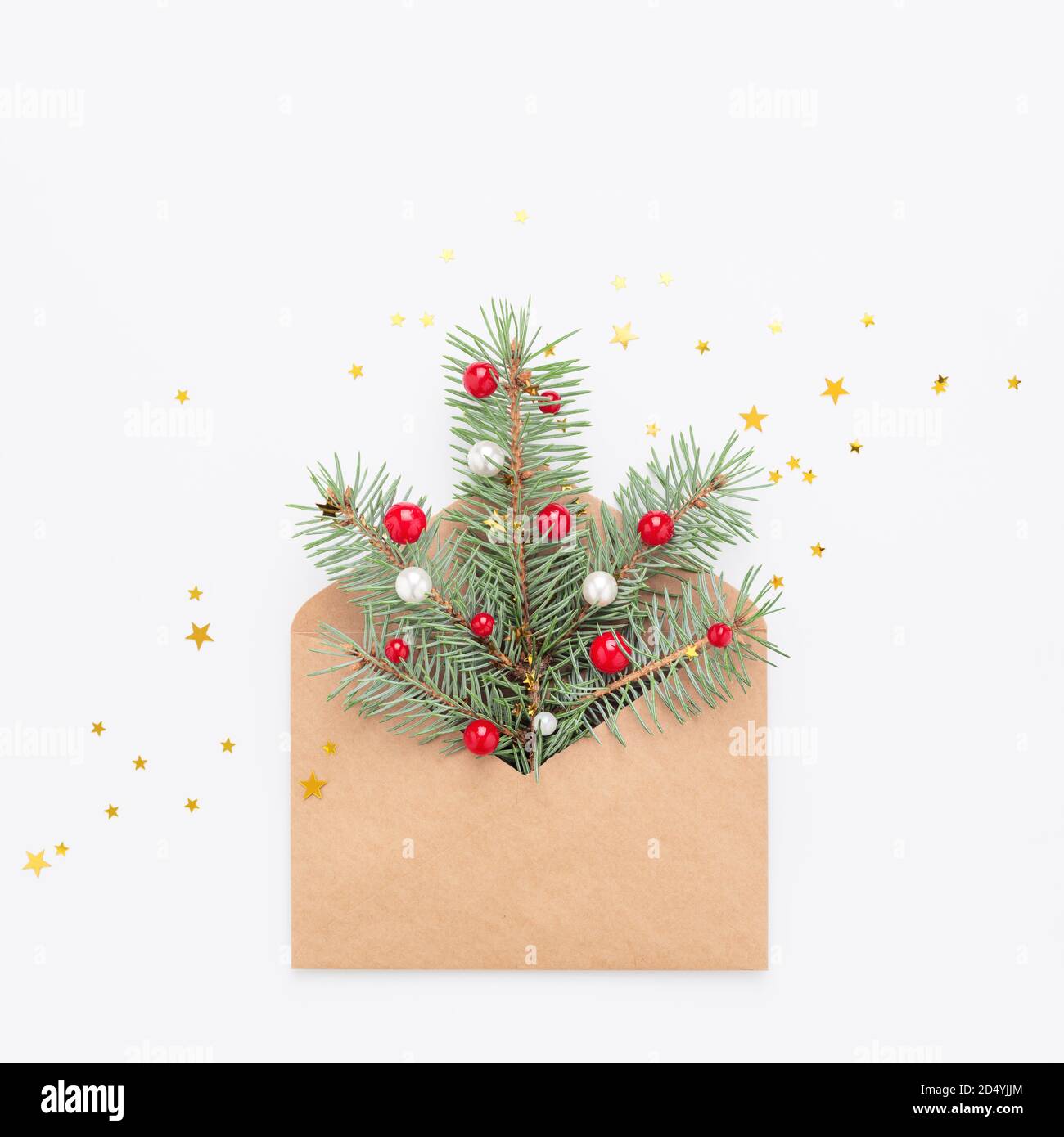 Grüner Weihnachtsbaum Symbol in Handwerk Papierumschlag, Konfetti auf weißem Kopie Raum Hintergrund. Stockfoto