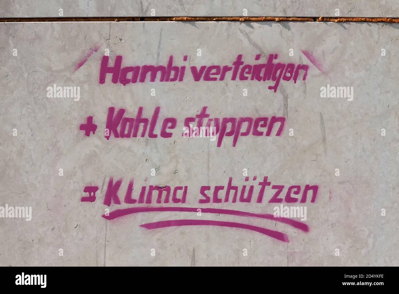 Hambi verteidigen + Kohle stoppen = das Klima an einer Fassade schützen, Potsdam, Deutschland Stockfoto