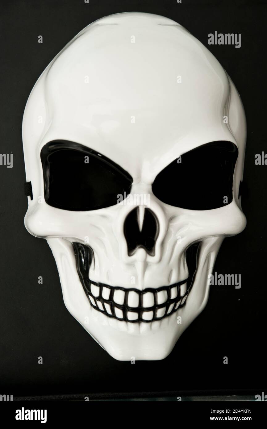 Weiße Gesichtsmaske des Todes, Halloween-Konzept Stockfoto