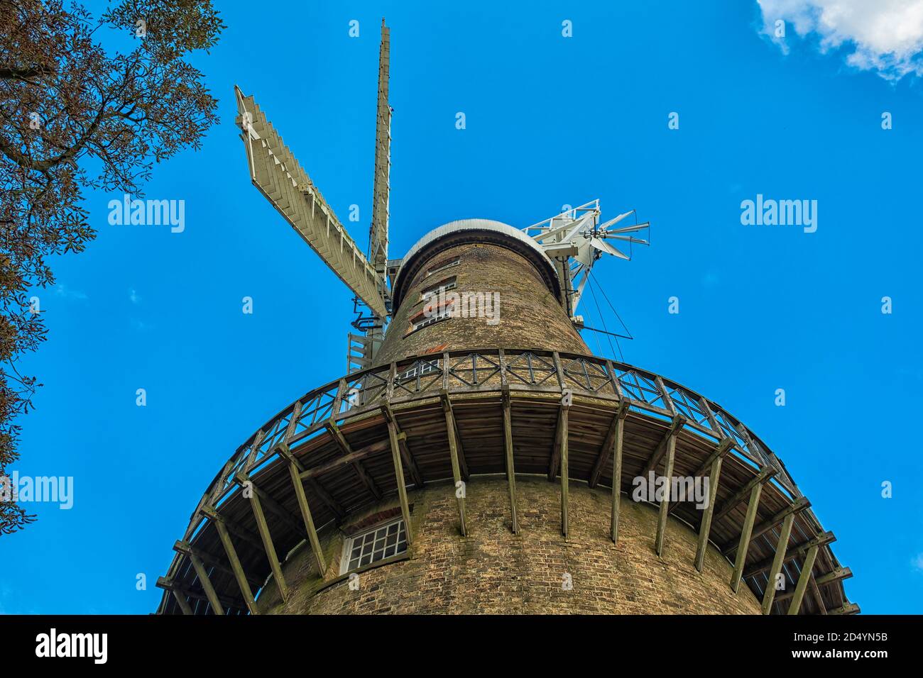 Moulton Tower Mill dominiert die Himmelslinie in der malerischen Dorf Moulton Stockfoto