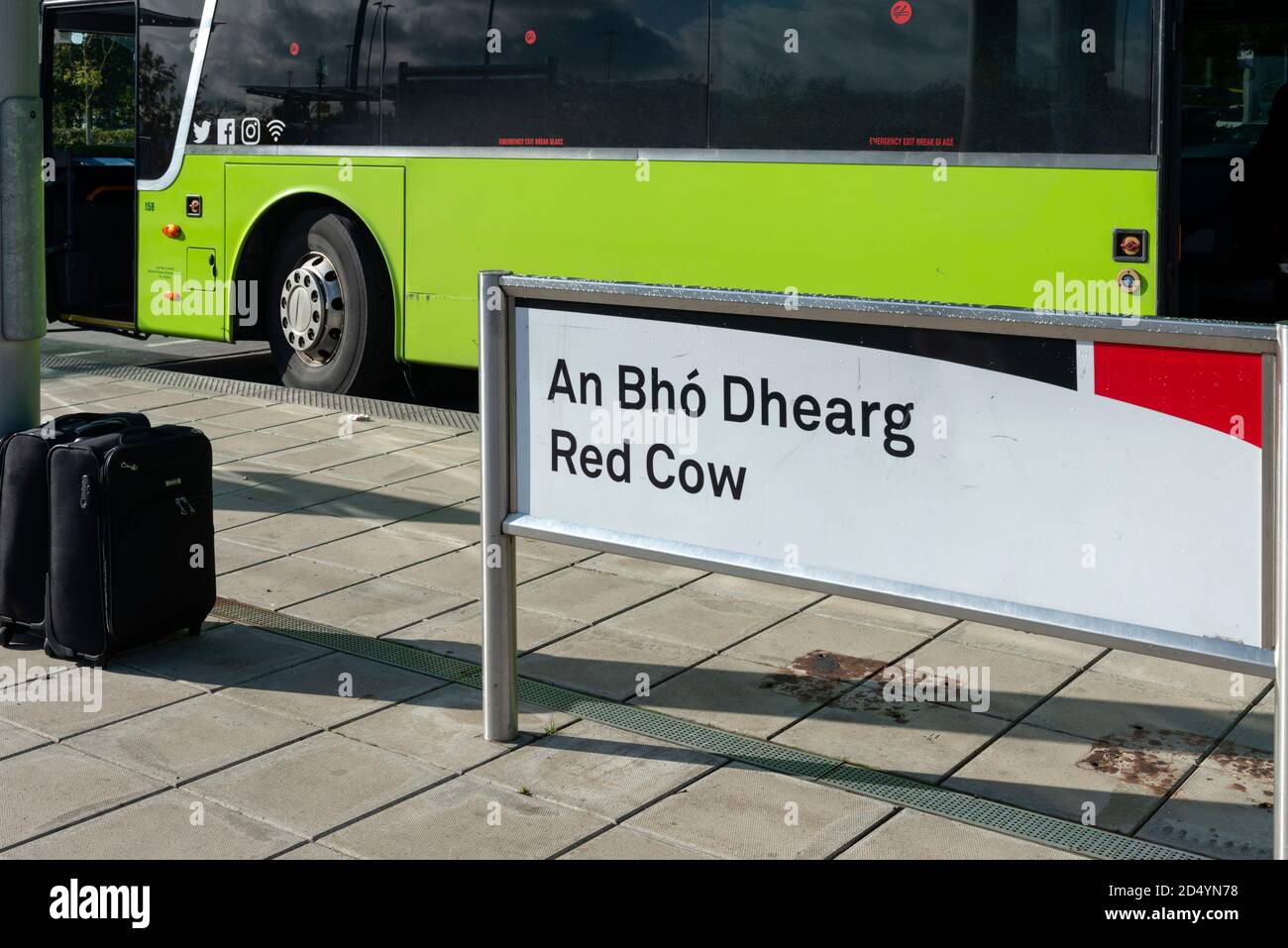 Red Cow Schild oder Beschilderung zwei Koffer und Green Bus von Dublin Coach geparkt an der Red Cow Luas Haltestelle in Dublin, Irland als Reise-und Pendelkonzept Stockfoto