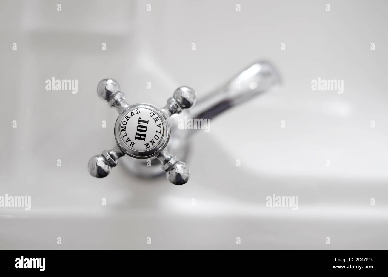 Badezimmer Waschbecken im Stil der Zeit versilbert verchromt heißen Wasserhahn Stockfoto