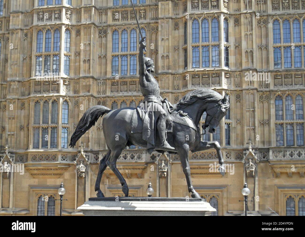 Die Statue von Richard I. oder England (auch bekannt als Richard Löwenherz und Richard Coeur de Lion), vor dem Palast von Westminster in London Stockfoto