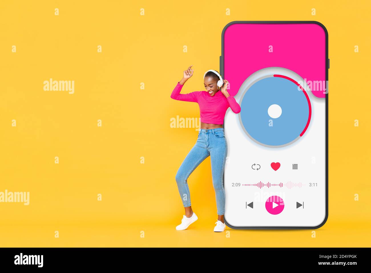 Glückliche afroamerikanische Frau trägt Kopfhörer und hört Musik von Handy-Anwendung auf farbigem gelbem Hintergrund Stockfoto