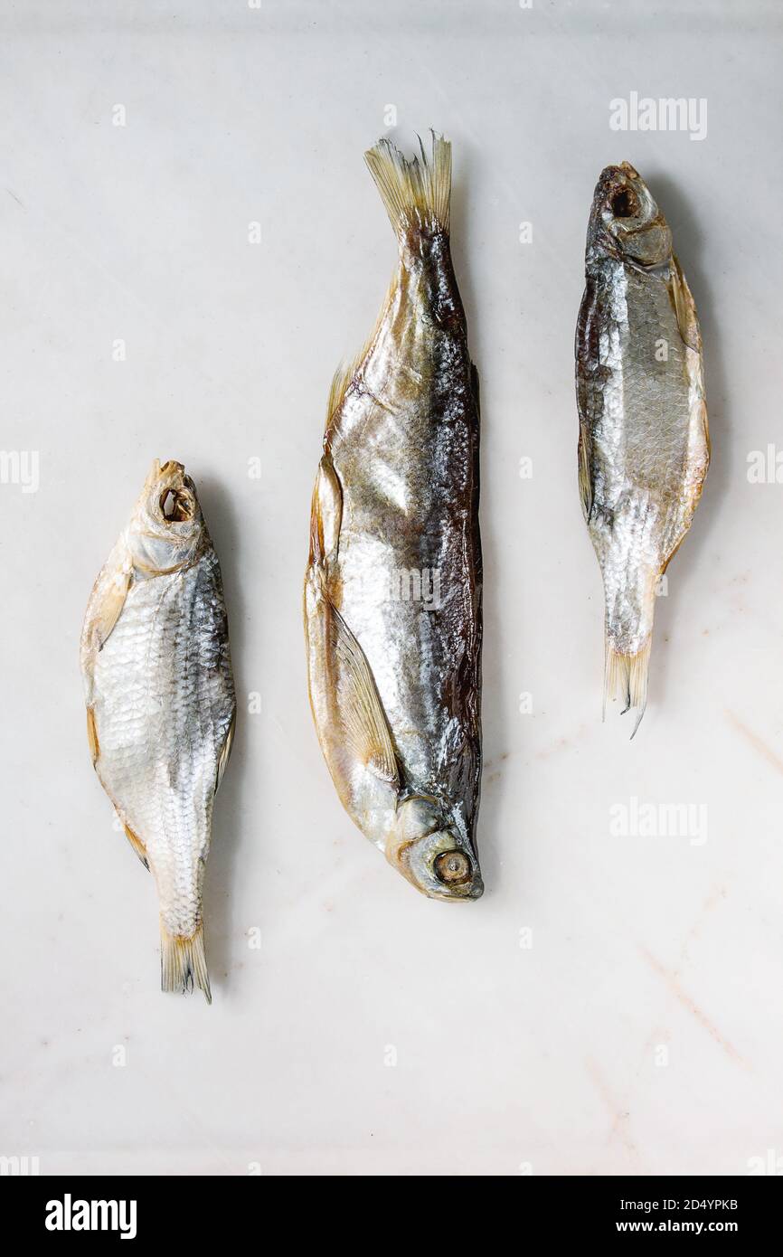 Getrocknete Fische oder Stockfisch auf weißem Hintergrund. Flach, Raum Stockfoto