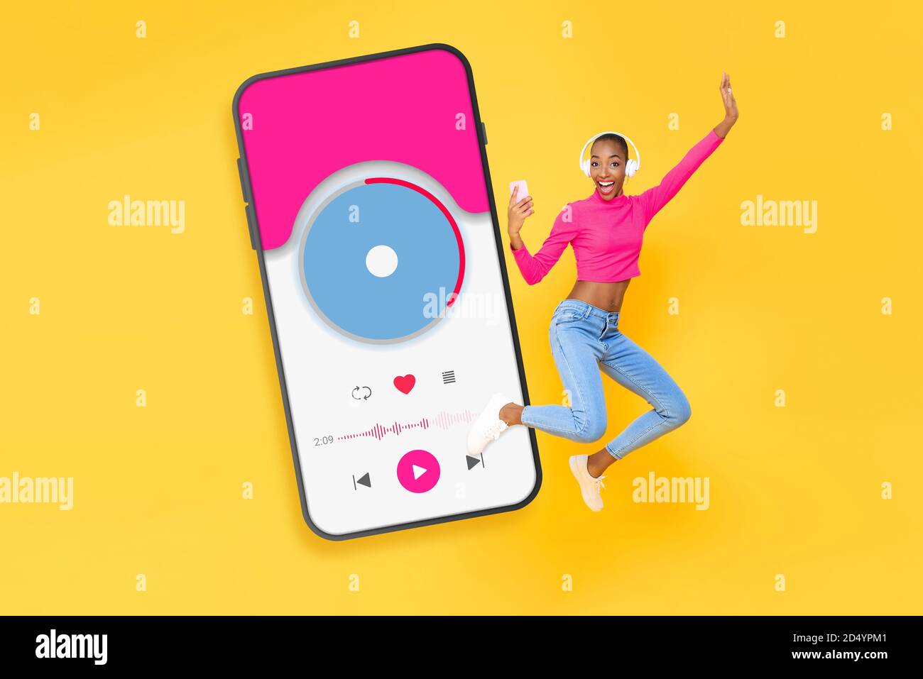 Lustige energiegeladene afroamerikanische Frau trägt Kopfhörer, die Musik hören Von Anwendung im Smartphone auf bunt gelb isolierten Hintergrund Stockfoto