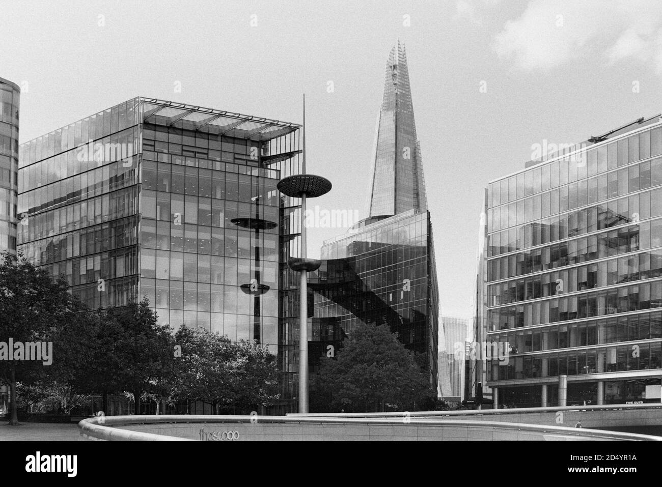 Die City Hall Area und das Scoop Freilufttheater mit umliegenden Gebäuden an der South Bank, London, Großbritannien, am 30. September 2020 Stockfoto