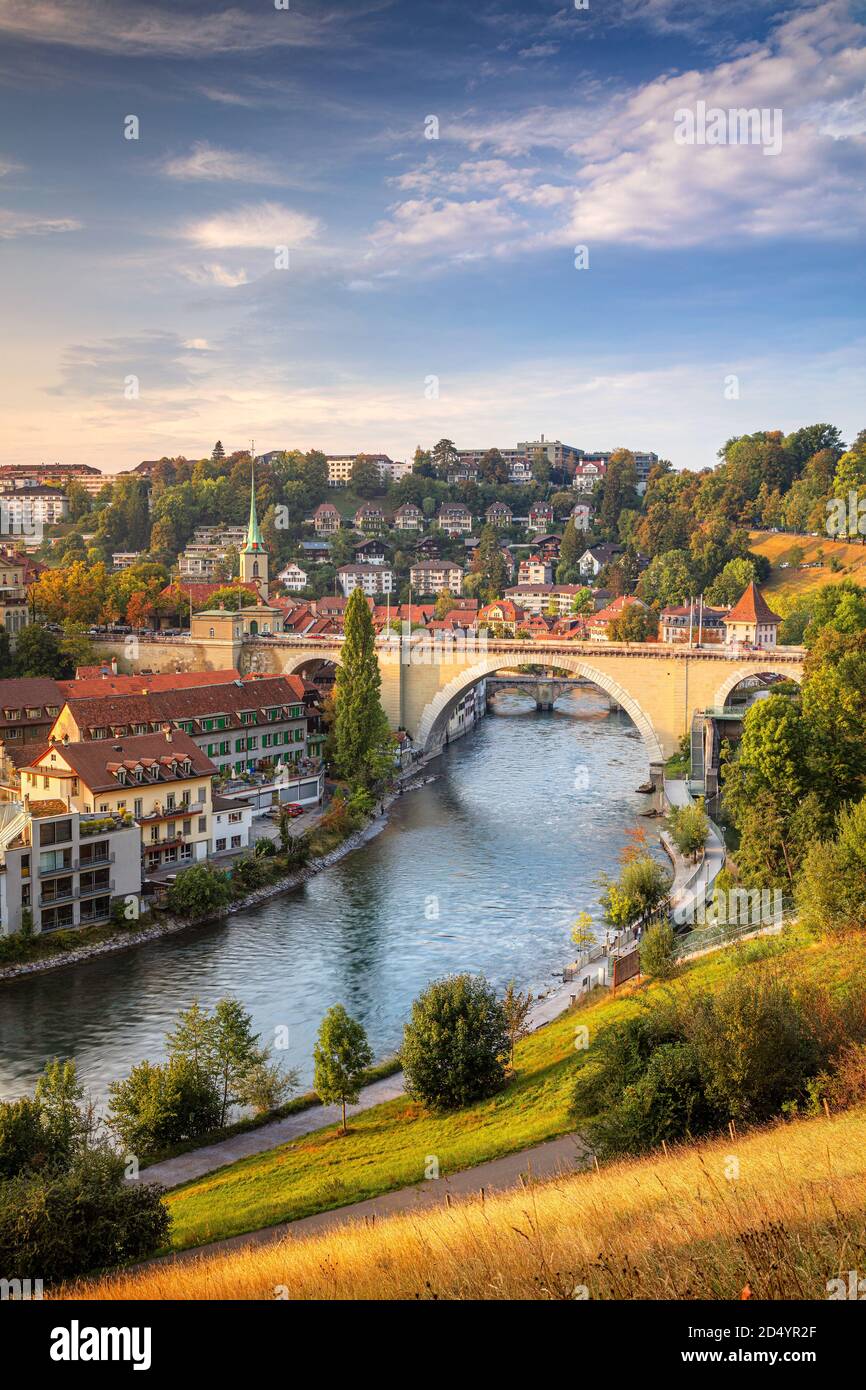 Stadt Bern. Stadtbild der Hauptstadt Bern, Schweiz bei schönem Herbstuntergang. Stockfoto